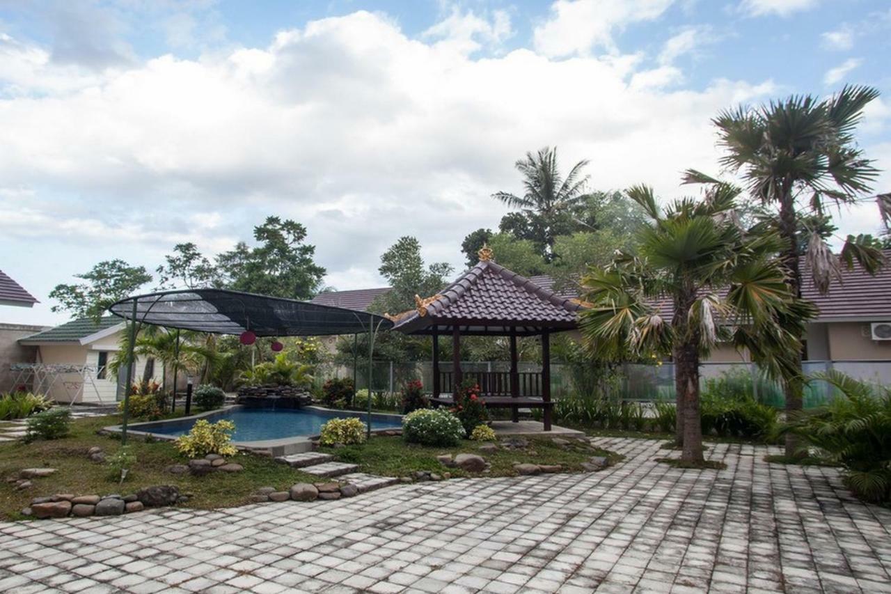 Reddoorz Syariah Plus Near Banyuwangi Airport エクステリア 写真